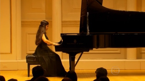 Foto de Menina Aprende A Tocar Piano Com Música Online De Ensino À